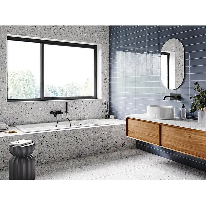 Bad Land Badewanne - 140 x 70 cm, Sanitäracryl, Weiß - Modernes Badezimmer mit hellem Terrazzoboden/-wand, blauen Metrofliesen, weißer Badewanne und schwebendem Holzwaschtisch.