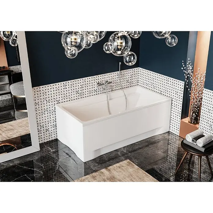 Bad Land Badewanne ELZA Acryl-Eckwanne 170 x 75 cm Weiß - Sanitäracryl, Weiß - Weiße rechteckige Badewanne mit Chrom-Duscharmatur und Schlauch, in einem modernen Badezimmer.