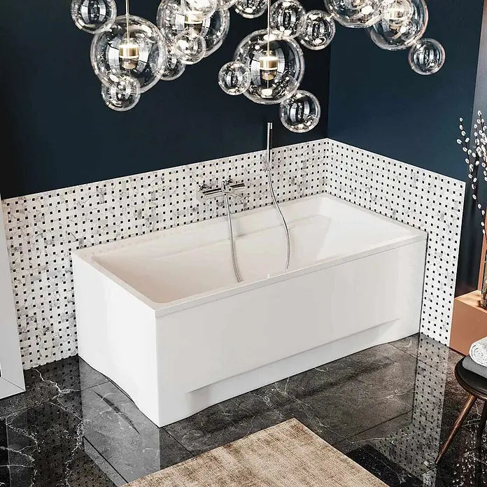 Bad Land Badewanne ELZA Acryl-Eckwanne 170 x 75 cm Weiß, inkl. Styroporverkleidung - Sanitäracryl, Weiß - Weiß rechteckige Badewanne mit Chromarmaturen in einem modernen Badezimmer.
