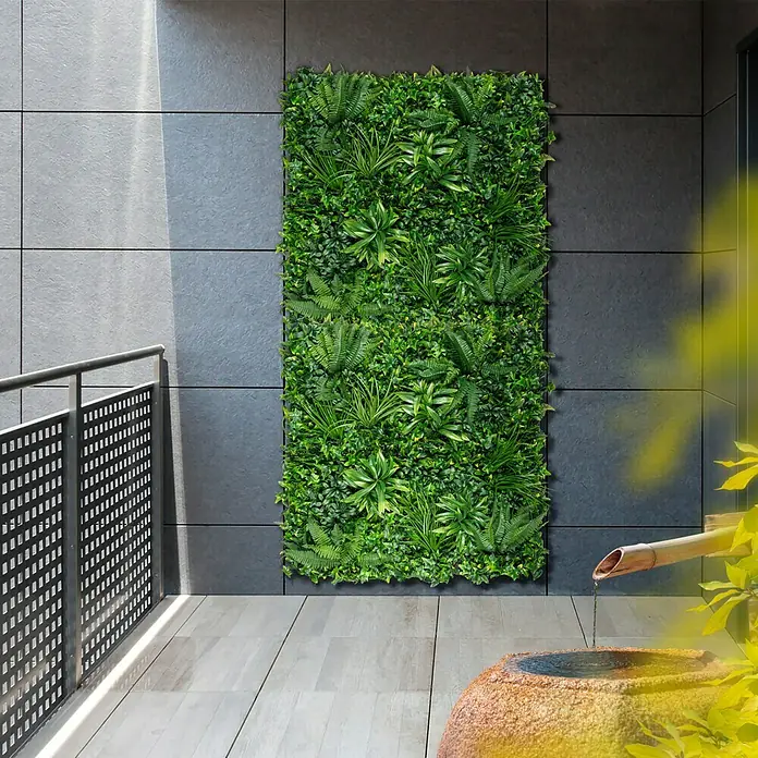 Nortene Jardín vertical Tropic - Plástico, L x An: 100 x 100 cm - Una pared de planta artificial verde adorna el balcón, agregando un ambiente natural y vibrante. Decoración ideal para áreas exteriores.