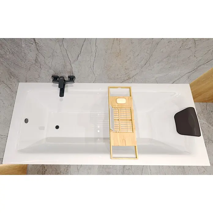 Bad Land Badewanne - 170 x 75 cm, Sanitäracryl, Weiß - Weiße, rechteckige Badewanne mit schwarzer Armatur, hölzernem Badewannentray mit Seife und schwarzer Kopfstütze, von oben gesehen.
