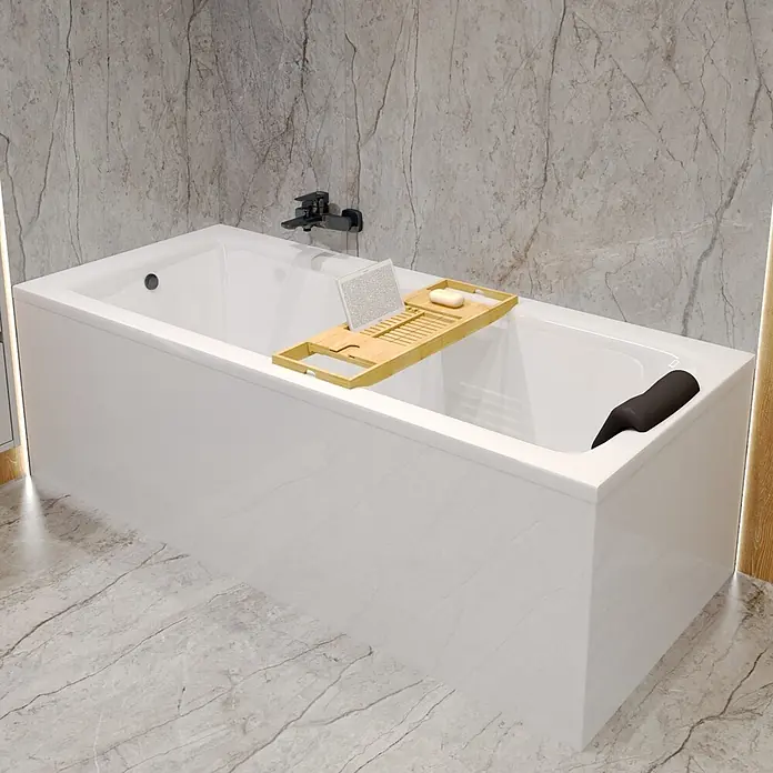 Bad Land Badewanne - 170 x 75 cm, Sanitäracryl, Weiß - Weiße Badewanne mit einem hölzernen Badewannenbrett, das ein Buch und Seife hält, sowie einer schwarzen Kopfstütze.
