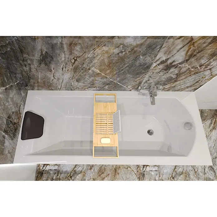 Bad Land Badewanne - 150 x 70 cm, Sanitäracryl, Weiß - Weiße Badewanne mit dunkler Kopfstütze, hölzernem Badewannenbrett mit Seife und Schwamm, und Chromarmatur, in einem Bad mit Marmorwänden.