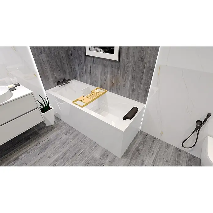 Bad Land Badewanne - 180 x 80 cm, Sanitäracryl, Weiß - Modernes Badezimmer mit weißer Badewanne und Waschtisch, grauer Holzoptikwand, weißen Marmorfliesen und einem Badewannenbrett aus Holz.