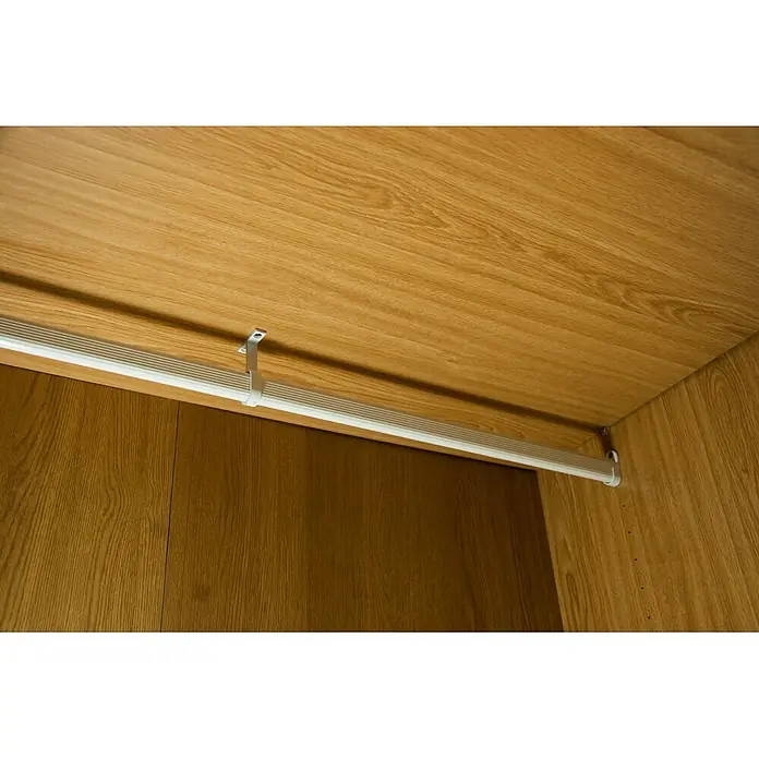 M.Pascual Barra para ropa estriada - Largo: 2.000 mm, Blanco, Ovalada - Barra de ropa blanca acanalada montada dentro de un armario de madera.