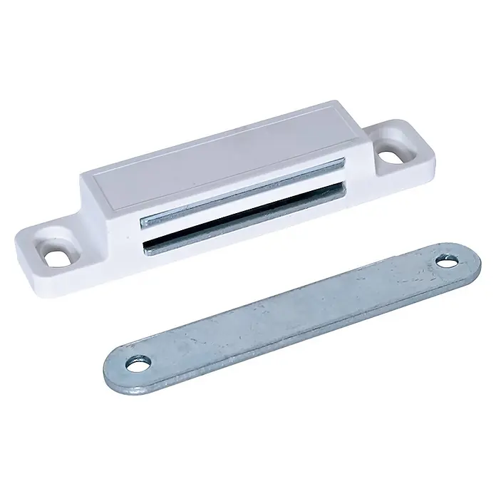M.Pascual Cierre magnético - Fuerza de adherencia: 12 kg, Blanco - Cierre magnético de plástico blanco con tiras metálicas y una placa de impacto metálica plateada separada.