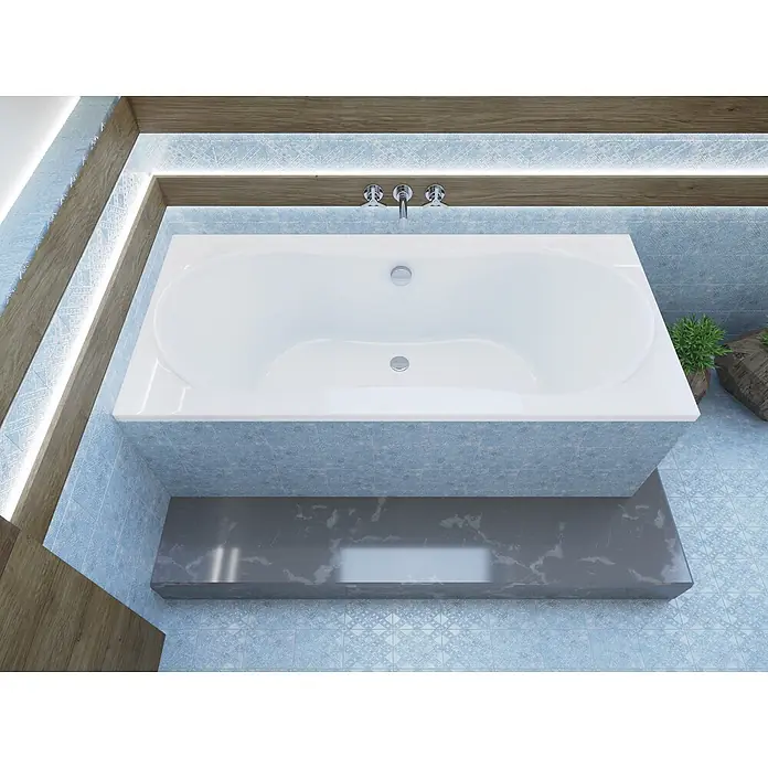 Bad Land Badewanne LONG Acryl-Eckwanne 170 x 80 cm Weiß, inkl. Wannenträger - Sanitäracryl, Weiß - Weiße Einbau-Badewanne mit Chromarmaturen, in einem modernen, blau gefliesten Bad mit Holzverkleidung und Beleuchtung.