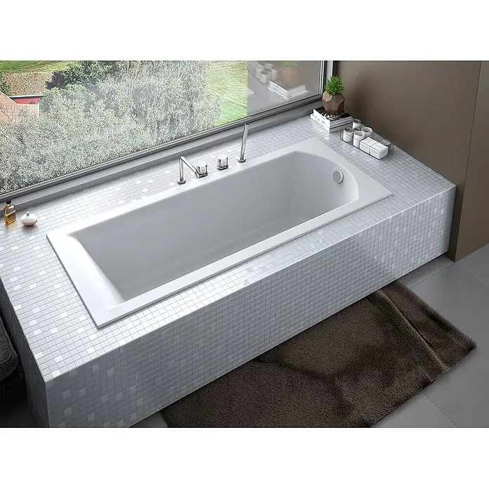 Bad Land Badewanne SHEA SLIM Acryl-Eckwanne 140 x 70 cm Weiß - 140 x 70 cm, Sanitäracryl, Weiß - Weiße Einbau-Badewanne mit Chromarmaturen, umgeben von hellgrauen Mosaikfliesen, unter einem großen Fenster in einem modernen Bad.