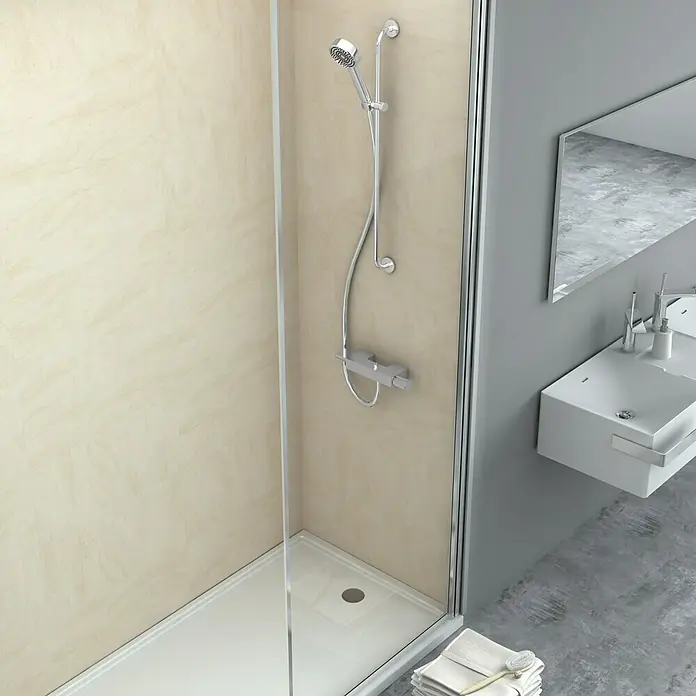 Bariperfil Cornisa Arenisca - 2,05 m x 6 mm x 4 cm - Primer plano de una moderna cabina de ducha con accesorios elegantes y un cabezal de ducha. El diseño es minimalista y elegante.