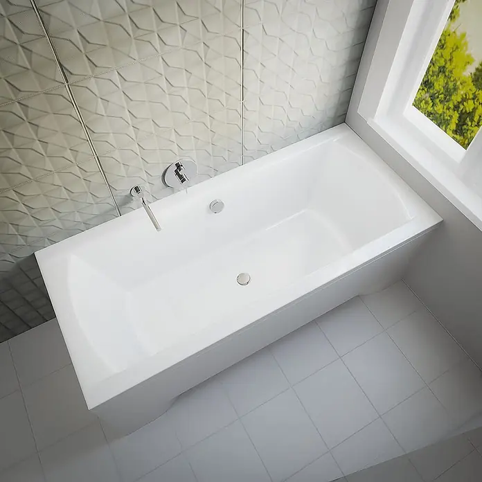 Bad Land Badewanne INES Acryl-Eckwanne 170 x 75 cm Weiß - 170 x 75 cm, Sanitäracryl, Weiß - Weiße rechteckige Badewanne mit Chromarmaturen in einem modernen Badezimmer mit strukturierter Wandfliesen.