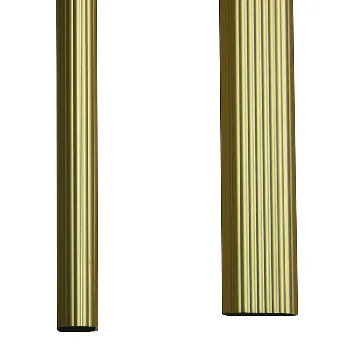 M.Pascual Barra para ropa estriada - Largo: 2.000 mm, Latón, Ovalada - Dos postes dorados estriados, uno cilíndrico y otro rectangular, de pie.