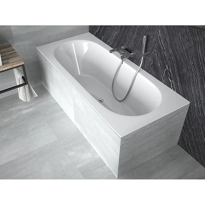 Bad Land Badewanne VITAE SLIM Acryl-Eckwanne 170 x 75 cm Weiß - Sanitäracryl, Weiß - Weiße Badewanne mit Chromarmatur und Handbrause in einem modernen Badezimmer.