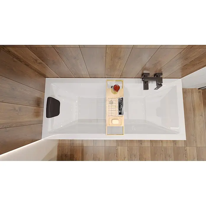 Bad Land Badewanne - 165 x 75 cm, Sanitäracryl, Weiß - Ansicht von oben auf eine weiße Badewanne mit einem hölzernen Badewannenbrett mit Getränk, Buch und Seife, neben einem dunklen Wasserhahn.