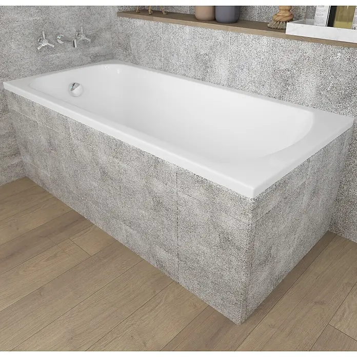 Bad Land Badewanne - 170 x 75 cm, Sanitäracryl, Weiß - Weiße Einbauwanne mit Wandarmaturen, umgeben von grauen Strukturfliesen in einem Bad mit Holzboden.