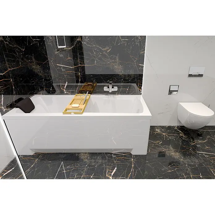 Bad Land Badewanne - 150 x 70 cm, Sanitäracryl, Weiß - Luxuriöses modernes Badezimmer mit weißer Badewanne und Toilette, vor schwarzen und weißen Marmorwänden und -boden.