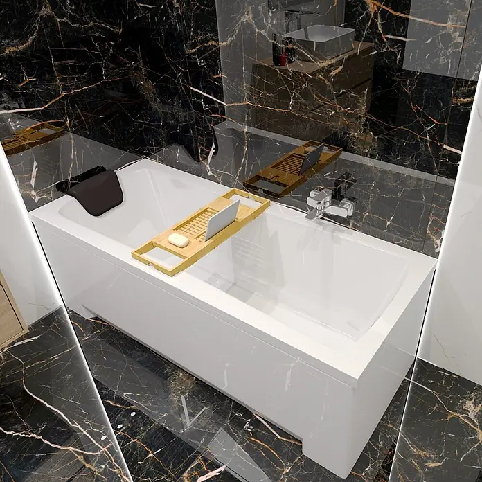Bad Land Badewanne - 150 x 70 cm, Sanitäracryl, Weiß - Weiße Badewanne mit Holzbadebrücke und Tablet, in einem modernen Bad mit schwarzen Marmorwänden und -boden.