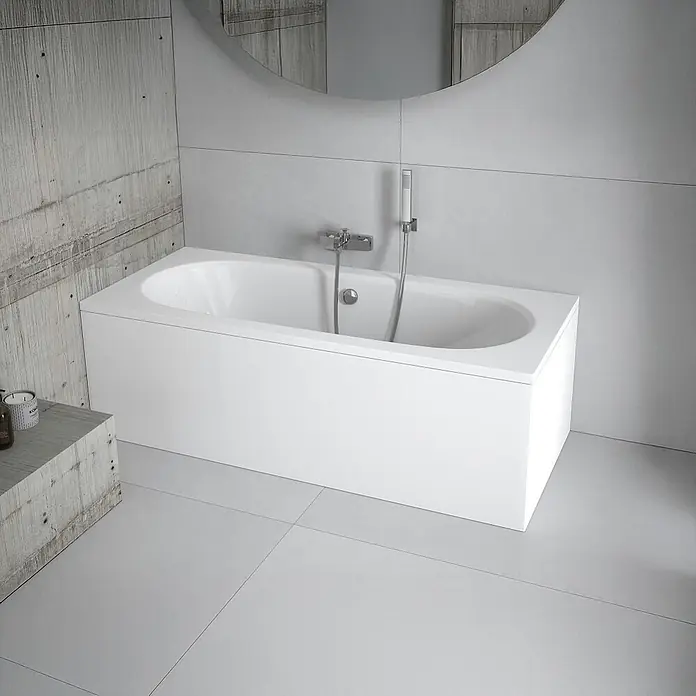 Bad Land Badewanne VITAE Acryl-Eckwanne 180 x 80 cm Weiß, inkl. Wannenträger - Sanitäracryl, Weiß - Weiße Badewanne mit integrierter Armatur und Handbrause in einem modernen Badezimmer.