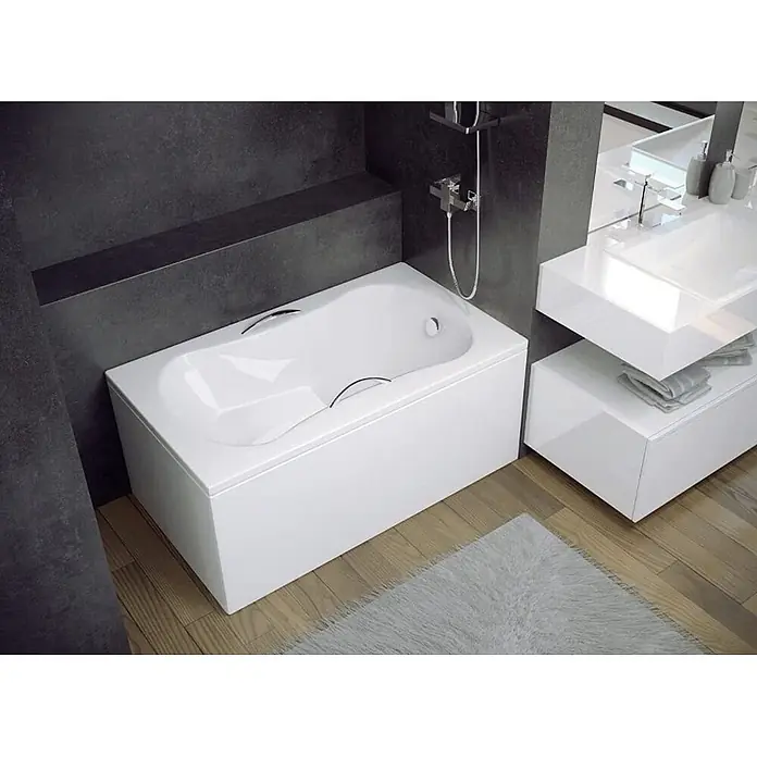 Bad Land Badewanne ARIA REHAB Acryl-Eckwanne 120 x 70 cm Weiß - Sanitäracryl, Weiß - Weiße moderne Badewanne mit Chromgriffen in einem modernen Badezimmer mit dunkelgrauen Wänden und einem schwebenden Waschtisch.