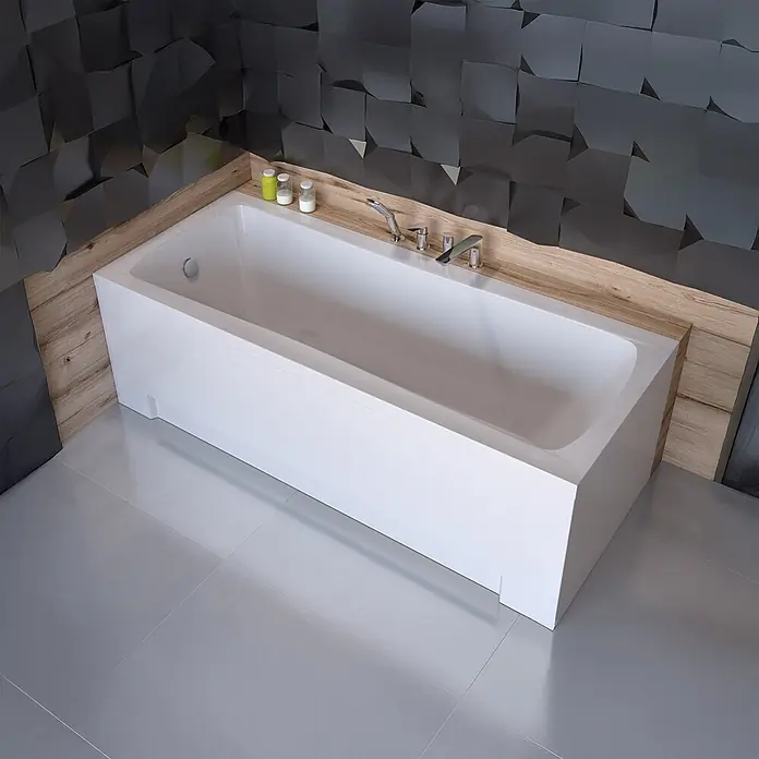 Bad Land Badewanne OPTIMA PREMIUM Acrylwanne 170 x 70 cm Weiß m. Wannenträger - 170 x 70 cm, Sanitäracryl, Weiß - Weiße, rechteckige Badewanne mit Chromarmaturen in einem modernen Bad mit dunklen Strukturfliesen und einer Holzablage.