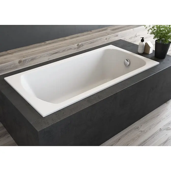 Bad Land Badewanne CLASSIC SLIM Acryl-Eckwanne 170 x 75 cm Weiß - 170 x 75 cm, Sanitäracryl, Weiß - Weiß rechteckige Badewanne, bündig in eine dunkelgraue Umrandung eingelassen, mit Holzbrettern als Rückwand und Boden.