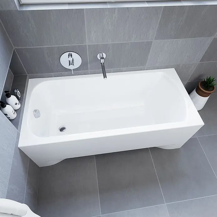Bad Land Badewanne CLASSIC Acryl-Eckwanne 150 x 75 cm Weiß - Sanitäracryl, Weiß - Weiße Badewanne mit Chromarmaturen, in einem modernen, grau gefliesten Badezimmer installiert.