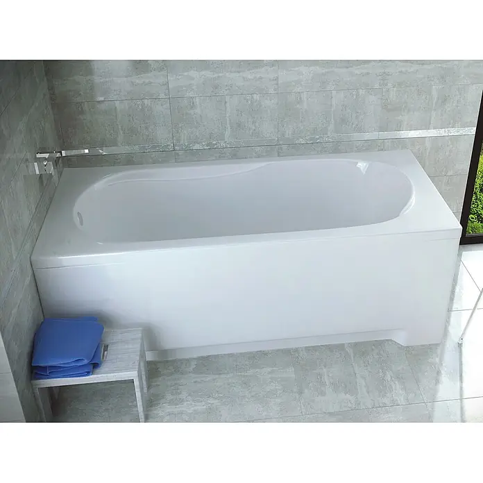 Bad Land Badewanne - 150 x 70 cm, Sanitäracryl, Weiß - Weiße Badewanne mit ergonomischer Innenseite und Chromarmatur, mit Hocker und blauen Handtüchern.