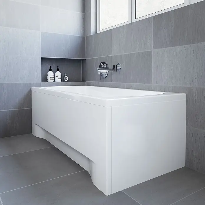 Bad Land Badewanne CLASSIC Acryl-Eckwanne 150 x 75 cm Weiß - Sanitäracryl, Weiß - Weisse Badewanne mit leicht geschwungenem Sockel, in einem modernen, grau gefliesten Badezimmer.