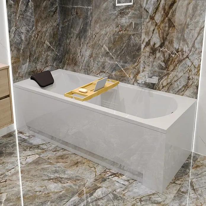 Bad Land Badewanne - 170 x 70 cm, Sanitäracryl, Weiß - Weiße Badewanne mit Holzzubehör, Seife, Laptop und schwarzer Kopfstütze, in einem modernen Bad mit Marmorfliesen.