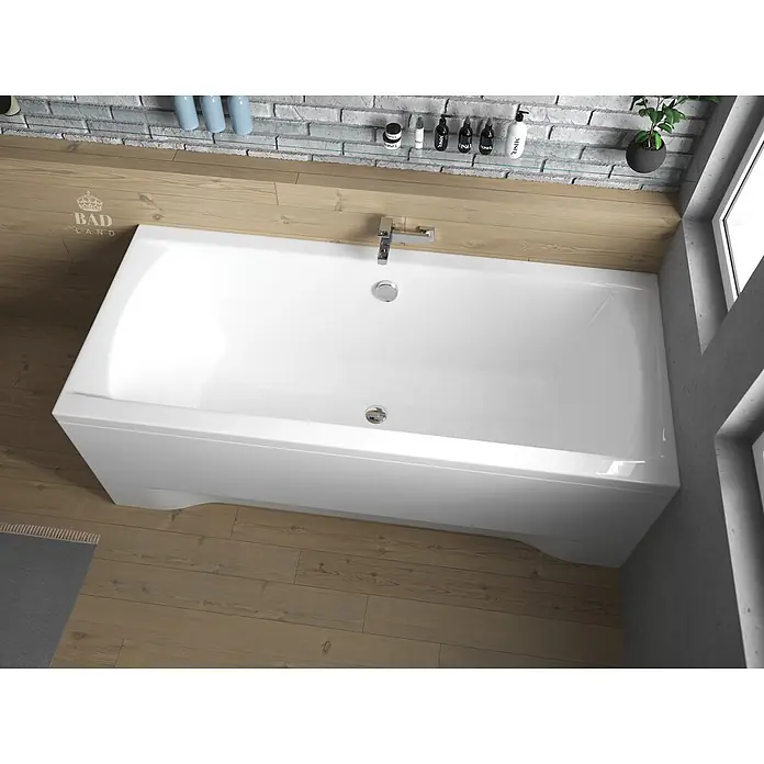 Bad Land Badewanne INES Acryl-Eckwanne 170 x 75 cm Weiß - 170 x 75 cm, Sanitäracryl, Weiß - Weiße rechteckige Badewanne mit Chromarmatur und Abfluss, in einem modernen Bad mit Holzboden und Ziegelwand.