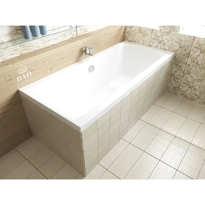 Bad Land Badewanne INES Acryl-Eckwanne 170 x 75 cm Weiß - 170 x 75 cm, Sanitäracryl, Weiß - Rechteckige weiße Badewanne mit Chromarmaturen, in einem modernen Bad mit hellen Fliesen und Holzvertäfelung.