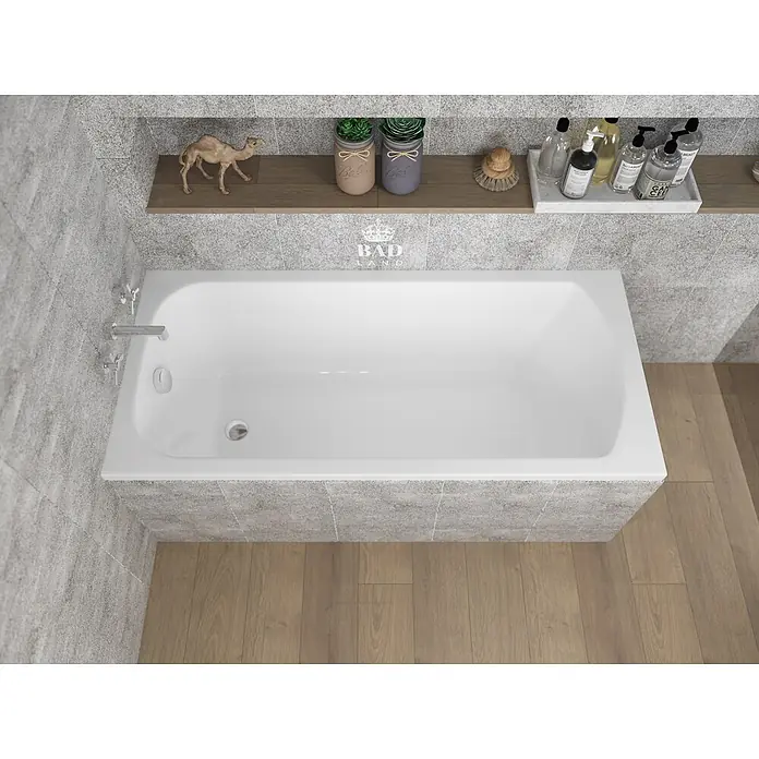 Bad Land Badewanne CLASSIC Acryl-Eckwanne 150 x 75 cm Weiß - Sanitäracryl, Weiß - Eine weiße rechteckige Badewanne, nahtlos in ein modernes gefliestes Badezimmer mit Holzboden integriert.