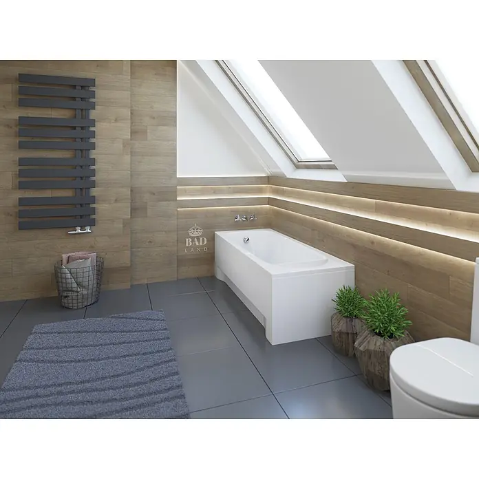 Bad Land Badewanne MEDIUM Acryl-Eckwanne 170 x 75 cm Weiß - Sanitäracryl, Weiß - Modernes Dachgeschossbad mit weißer Badewanne, Holzverkleidung und Dachfenstern.