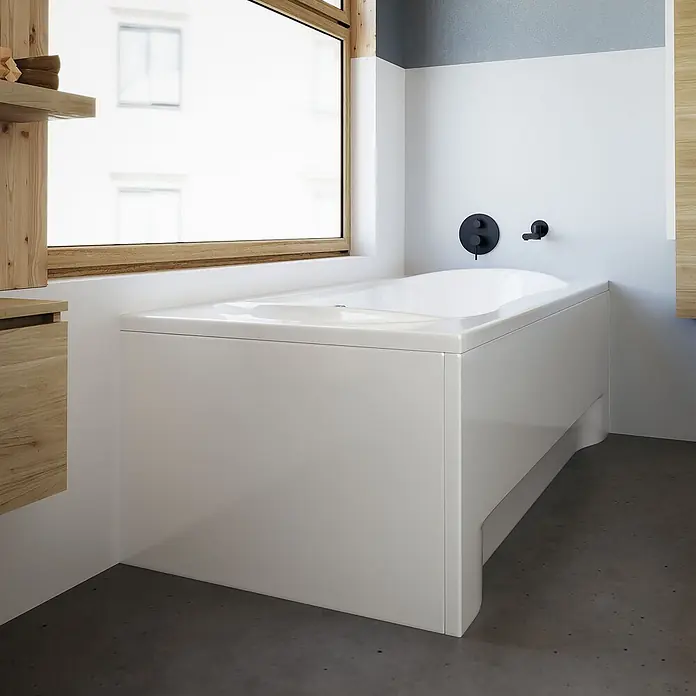 Bad Land Badewanne LONG Acryl-Eckwanne 170 x 80 cm Weiß - 170 x 80 cm, Sanitäracryl, Weiß - Weiße Einbauwanne mit mattschwarzen Armaturen in einem modernen Badezimmer unter einem großen Fenster.