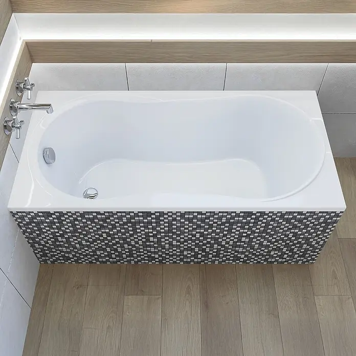 Bad Land Badewanne GRACJA Acryl-Eckwanne 180 x 80 cm Weiß, inkl. Wannenträger - Sanitäracryl, Weiß - Weiße Einbauwanne mit Chromarmaturen und Mosaikfliesen-Seitenverkleidung in einem modernen Badezimmer.