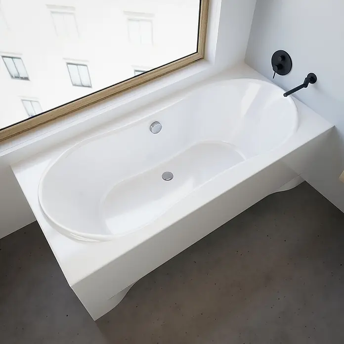 Bad Land Badewanne LONG Acryl-Eckwanne 170 x 80 cm Weiß - 170 x 80 cm, Sanitäracryl, Weiß - Weiße Einbauwanne mit eleganten schwarzen Wandarmaturen, am Fenster in einem modernen Bad.