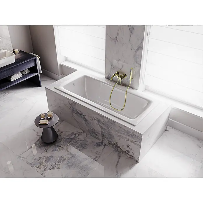 Bad Land Badewanne TALIA SLIM Acryl-Eckwanne 170 x 75 cm Weiß - 170 x 75 cm, Sanitäracryl, Weiß - Moderne weiße Badewanne mit luxuriöser grauer Marmoreinfassung und Goldarmaturen in stilvollem Bad.