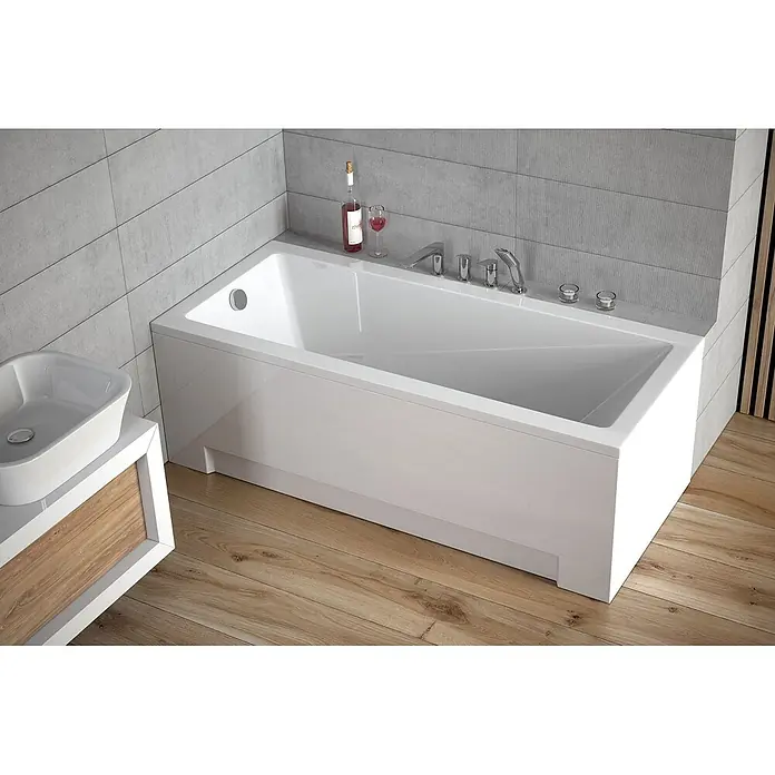 Bad Land Badewanne MODERN Acryl-Eckwanne 180 x 80 cm Weiß - Sanitäracryl, Weiß - Weiße rechteckige Badewanne mit Chromarmaturen in einem modernen Badezimmer.