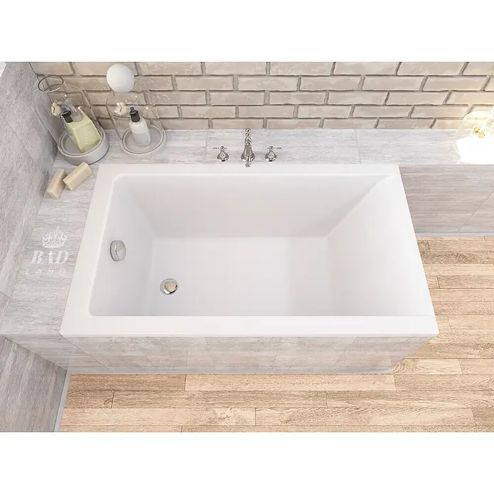 Bad Land Badewanne CAPRI Acryl-Eckwanne 100 x 70 cm Weiß - Sanitäracryl, Weiß - Weiße Einbau-Badewanne mit Chromarmatur und Abfluss in einem modernen Badezimmer.