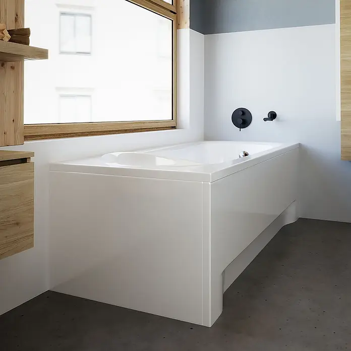 Bad Land Badewanne MEDIUM Acryl-Eckwanne 170 x 75 cm Weiß, inkl. Acrylschürze - Sanitäracryl, Weiß - Eine moderne weiße Badewanne mit eleganten schwarzen Armaturen, neben einem großen Fenster in einem minimalistischen Badezimmer installiert.