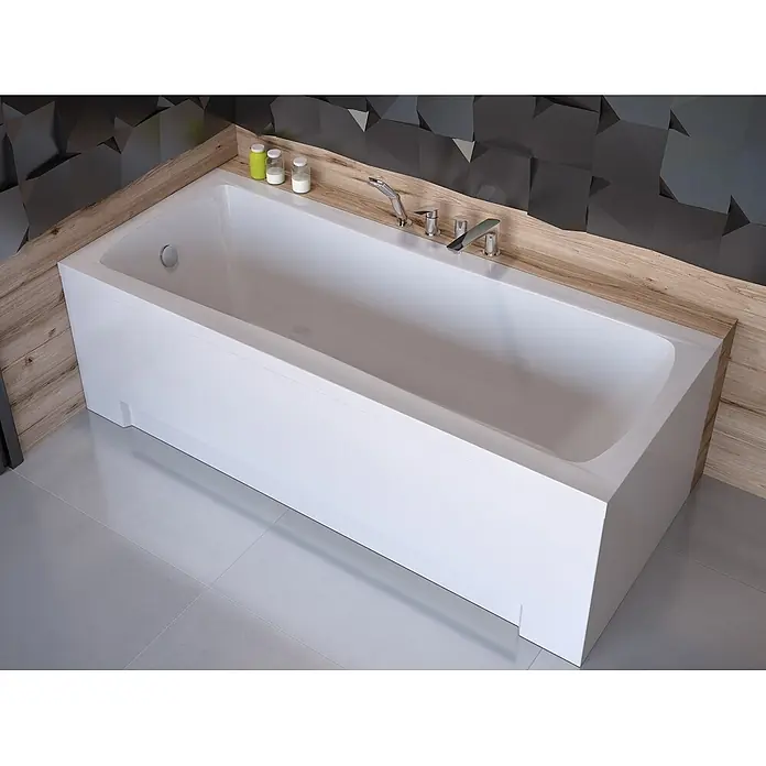Bad Land Badewanne OPTIMA PREMIUM Acryl-Eckwanne 170 x 70 cm Weiß - 170 x 70 cm, Sanitäracryl, Weiß - Weiße Acrylbadewanne mit Chromarmaturen und Brause, in eine Holzeinfassung mit dunklen geometrischen Wandfliesen integriert.