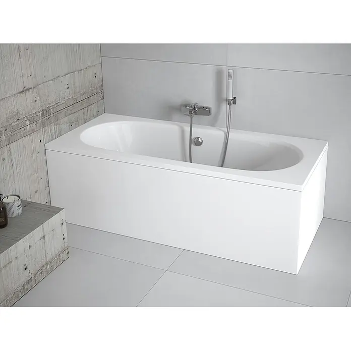 Bad Land Badewanne VITAE Acryl-Eckwanne 160 x 75 cm Weiß - Sanitäracryl, Weiß - Weiße Badewanne mit Chrom-Duscharmatur und Wasserhahn in einem modernen Badezimmer.
