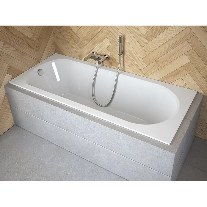 Bad Land Badewanne INTRICA SLIM Acryl-Eckwanne 170 x 75 cm Weiß - 170 x 75 cm, Sanitäracryl, Weiß - Weiße rechteckige Badewanne mit Chromarmatur und Brause, installiert in einem modernen Badezimmer mit Holzwand und grauer Fliesenverkleidung.