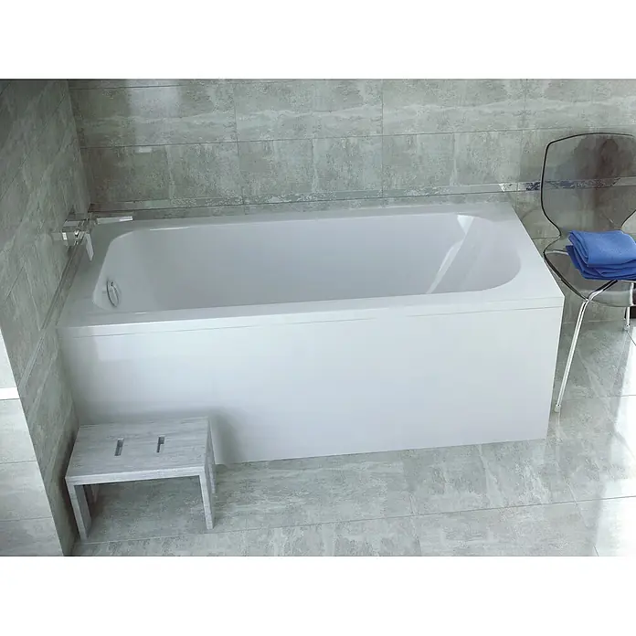 Bad Land Badewanne CONTINEA Acryl-Eckwanne 140 x 70 cm Weiß - Sanitäracryl, Weiß - Weiße rechteckige Badewanne in einem modernen Badezimmer mit grauen Fliesen, inkl. transparentem Stuhl mit blauen Handtüchern und kleinem Holzhocker.