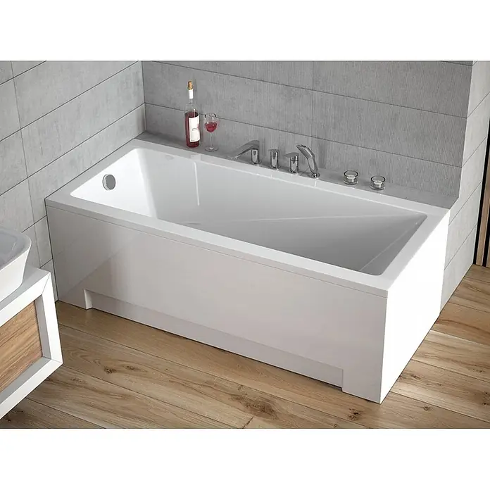 Bad Land Badewanne - 180 x 80 cm, Sanitäracryl, Weiß - Moderne weiße Rechteckbadewanne mit schrägem Innenbereich, Chromarmaturen und Duschkopf, in einem gefliesten Badezimmer.