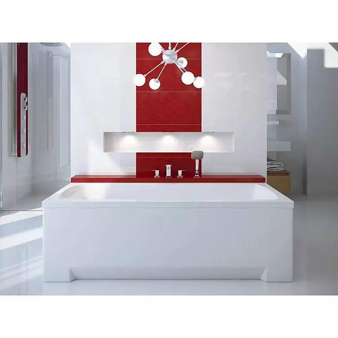 Bad Land Badewanne OPTIMA Acryl-Eckwanne 140 x 70 cm Weiß, inkl. Acrylschürze - Sanitäracryl, Weiß - Weiße rechteckige Badewanne in einem modernen Badezimmer mit roten Akzentfliesen und Deckenleuchte.