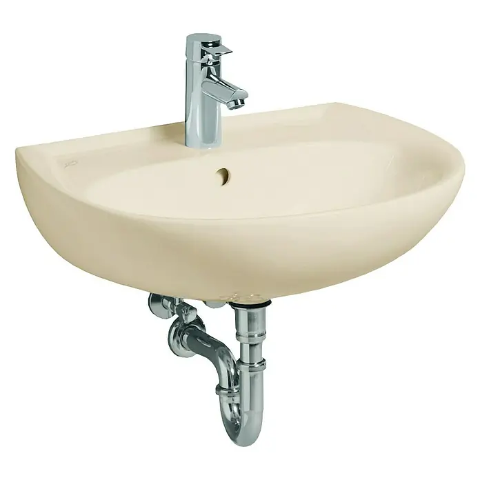 Geberit Renova Waschtisch - 60 x 49 cm, Ohne Spezialglasur, Hahnloch: Mitte, Mit Überlauf, Pergamon - Nahaufnahme eines beigefarbenen Waschbeckens mit glänzendem Chromhahn und Rohren. Ideal für moderne Badezimmerdesigns.
