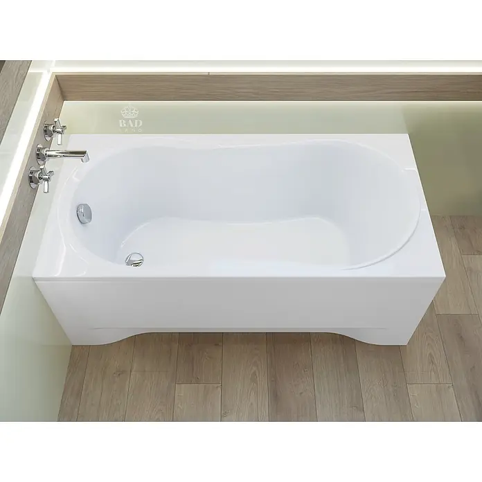 Bad Land Badewanne GRACJA Acryl-Eckwanne 170 x 75 cm Weiß - Sanitäracryl, Weiß - Weiße Badewanne mit Chromarmaturen, in einem modernen Bad mit Holz- und hellen Wänden.