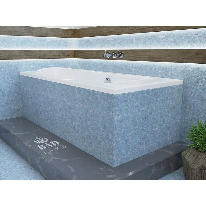 Bad Land Badewanne LONG Acryl-Eckwanne 170 x 80 cm Weiß - 170 x 80 cm, Sanitäracryl, Weiß - Eine weiße Einbau-Badewanne in einem modernen Badezimmer mit hellblauen Fliesen und LED-Beleuchtung. Eine dunkle Marmorstufe ist davor.