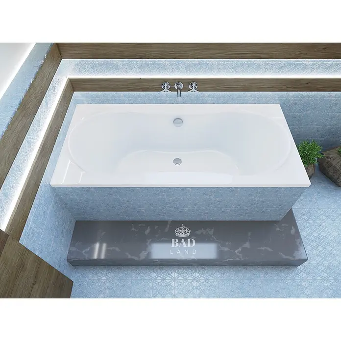Bad Land Badewanne LONG Acryl-Eckwanne 170 x 80 cm Weiß - 170 x 80 cm, Sanitäracryl, Weiß - Weiße Einbauwanne in einem modernen Badezimmer mit blauen gemusterten Fliesen, Holzdetails und integrierter Beleuchtung.
