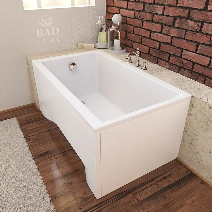 Bad Land Badewanne - 120 x 70 cm, Sanitäracryl, Weiß - Weiße rechteckige Badewanne mit Chromarmaturen, in einem Badezimmer installiert.
